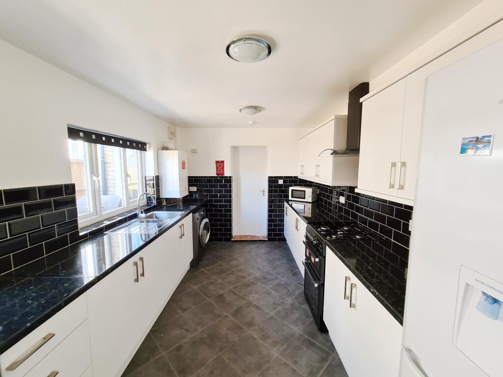 4 bed Mid Terraced House for rent in London. From Orange Square - London