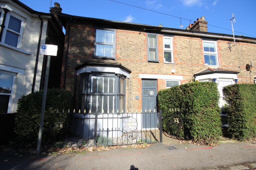 2 bed Mid Terraced House for rent in Brentwood. From Property Stop - Chelmsford