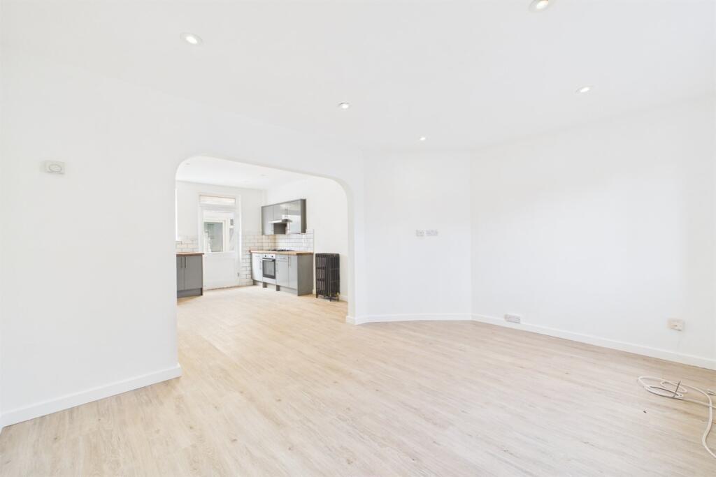 3 bed Mid Terraced House for rent in Streatham. From Samuel Estates