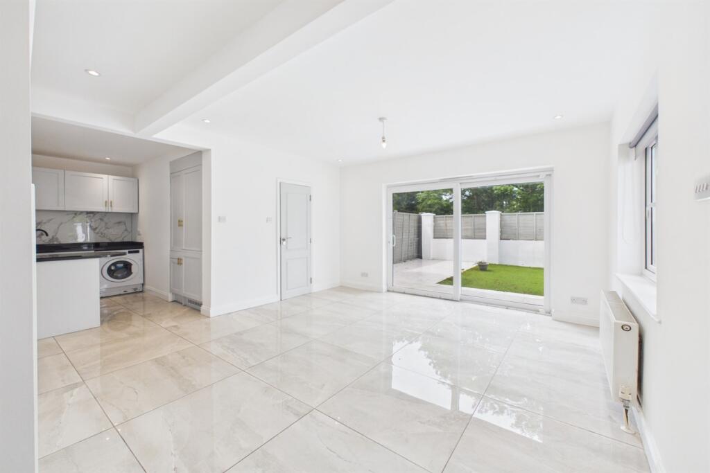 4 bed End of Terrace for rent in Worcester Park. From Samuel Estates 4 bed End of Terrace for rent in Worcester Park. From Samuel Estates
