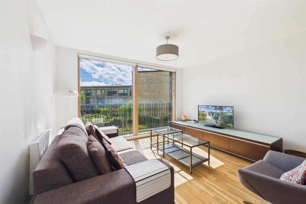 1 bed 1st Floor Flat for rent in London. From Samuel Estates