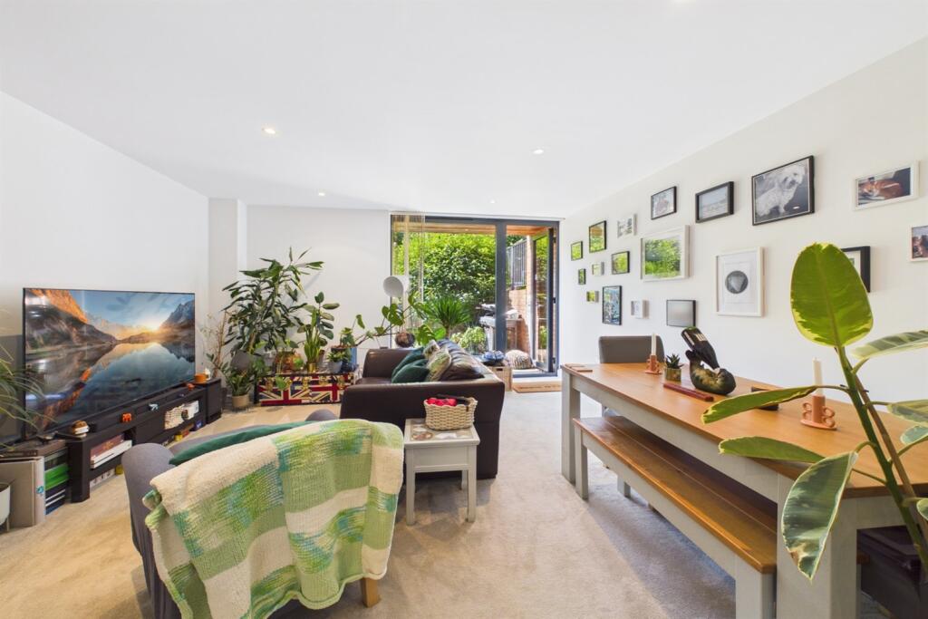 2 bed 1st Floor Flat for rent in Wimbledon. From Samuel Estates