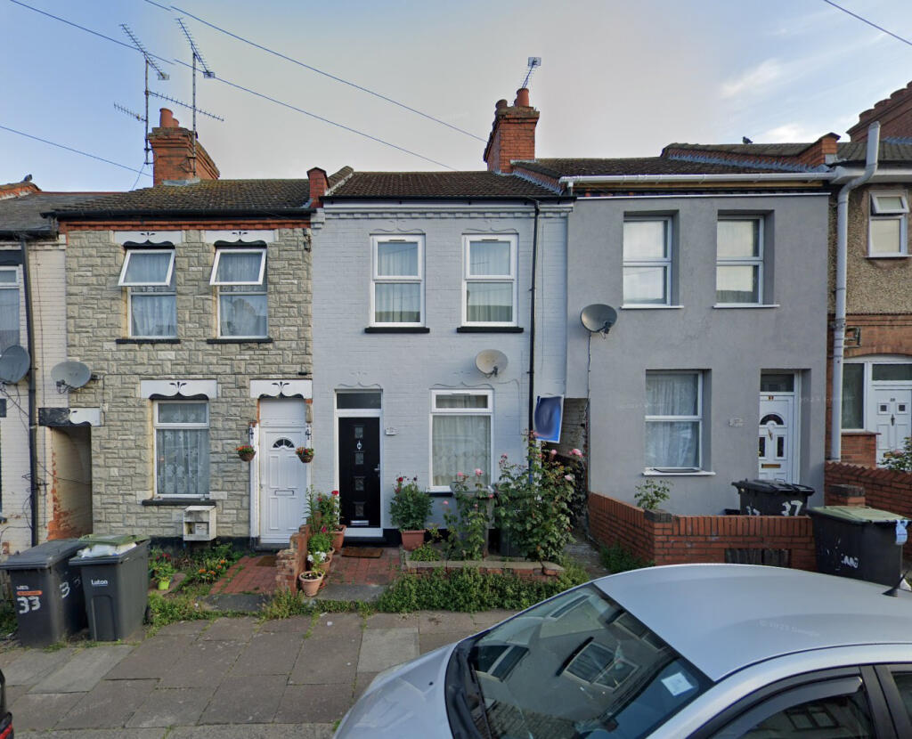 3 bed Mid Terraced House for rent in Streatley. From Promptmove - Luton