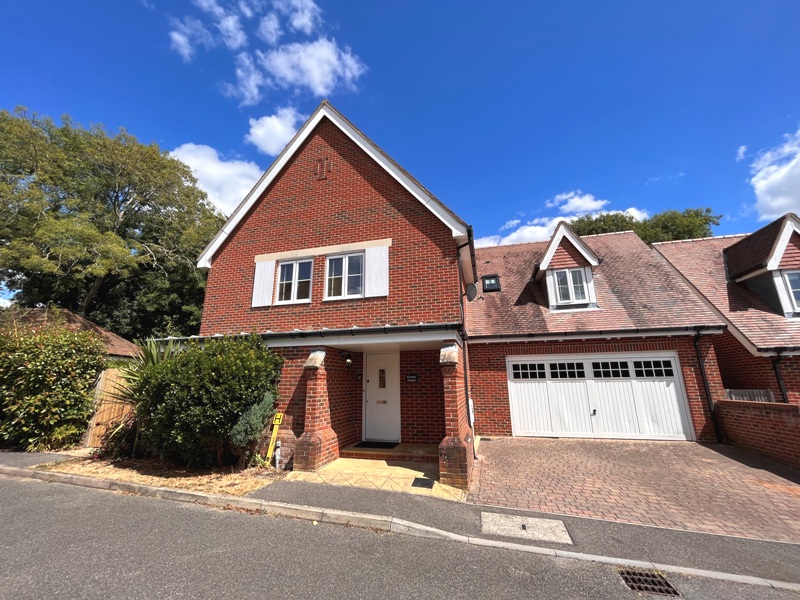 4 bed Detached House for rent in Sarisbury. From Lets Rent Southampton - Lettings