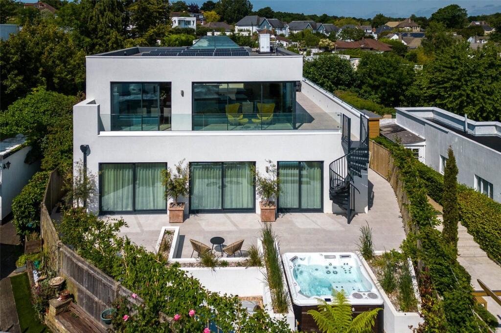 4 bed Detached for rent in Hamble-le-Rice. From Hamble Estate Agency - Hamble