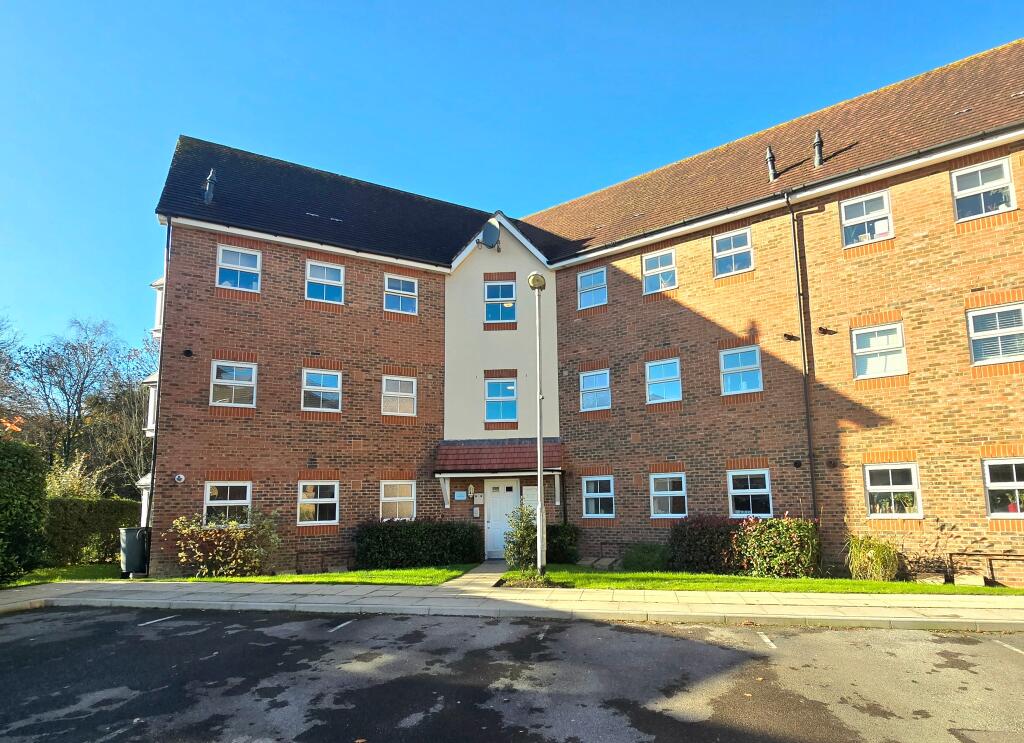 2 bed 1st Floor Flat for rent in Hedge End. From Field Palmer - Southampton