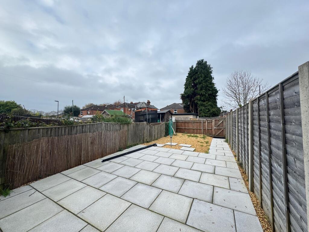 3 bed Mid Terraced House for rent in Rownhams. From Leaders Sales - Southampton 3 bed Mid Terraced House for rent in Rownhams. From Leaders Sales - Southampton