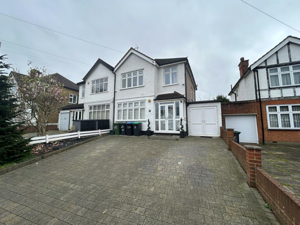 3 bed Semi-Detached House for rent in Surbiton. From Leaders - Surbiton