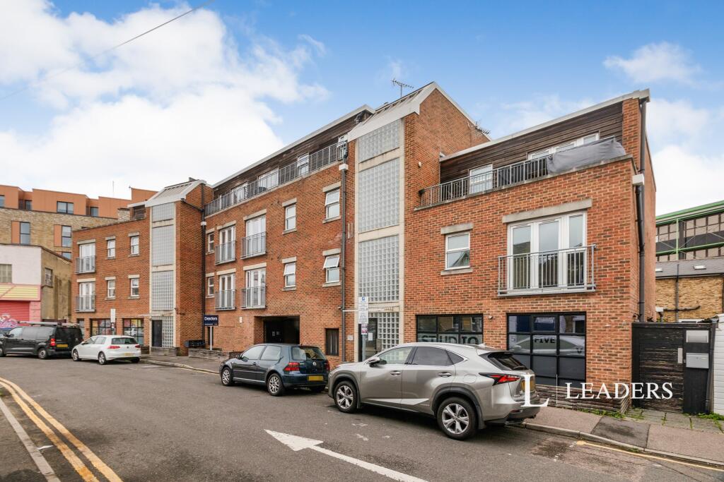 1 bed Detached for rent in Kingston upon Thames. From Leaders - Surbiton