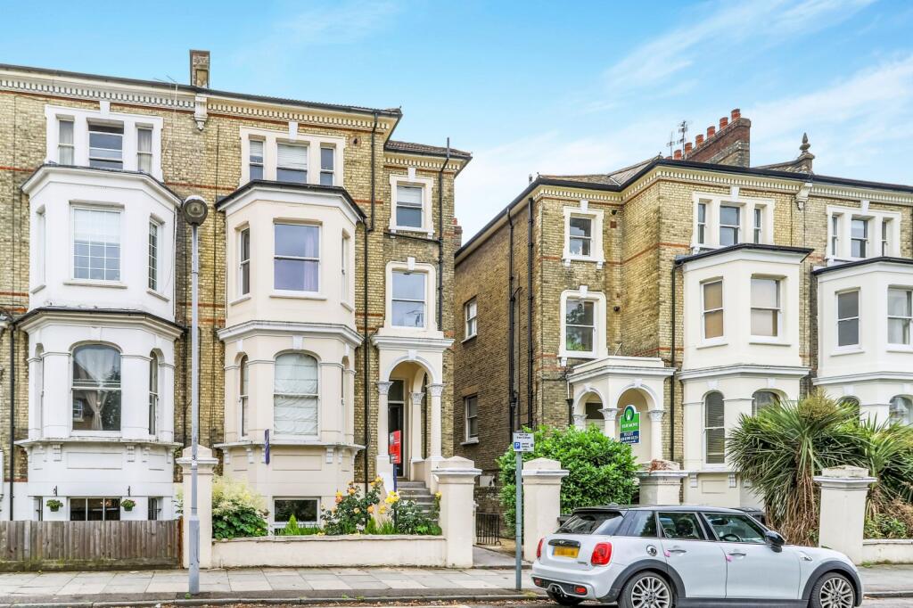 2 bed 1st Floor Flat for rent in Surbiton. From Leaders - Surbiton