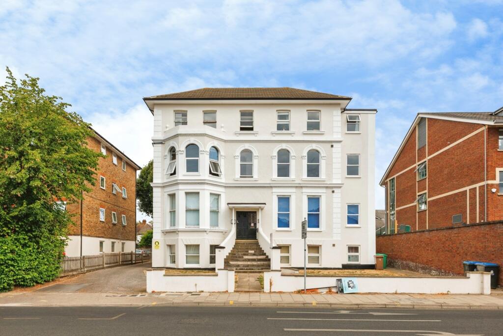 1 bed 1st Floor Flat for rent in Kingston upon Thames. From Leaders - Surbiton