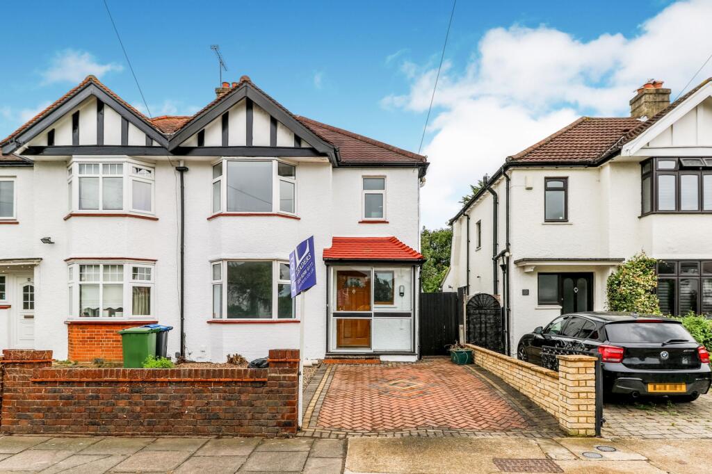 3 bed Detached for rent in Surbiton. From Leaders - Surbiton