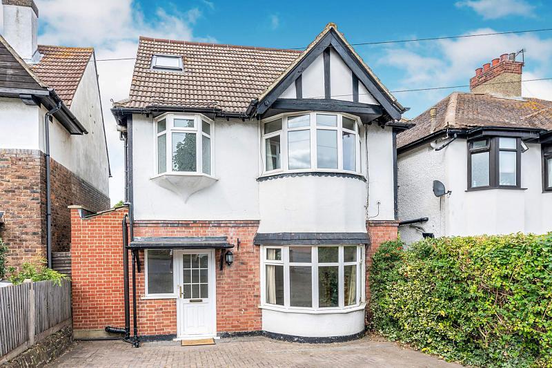 4 bed Detached for rent in Carshalton. From Leaders Sales - Sutton 4 bed Detached for rent in Carshalton. From Leaders Sales - Sutton