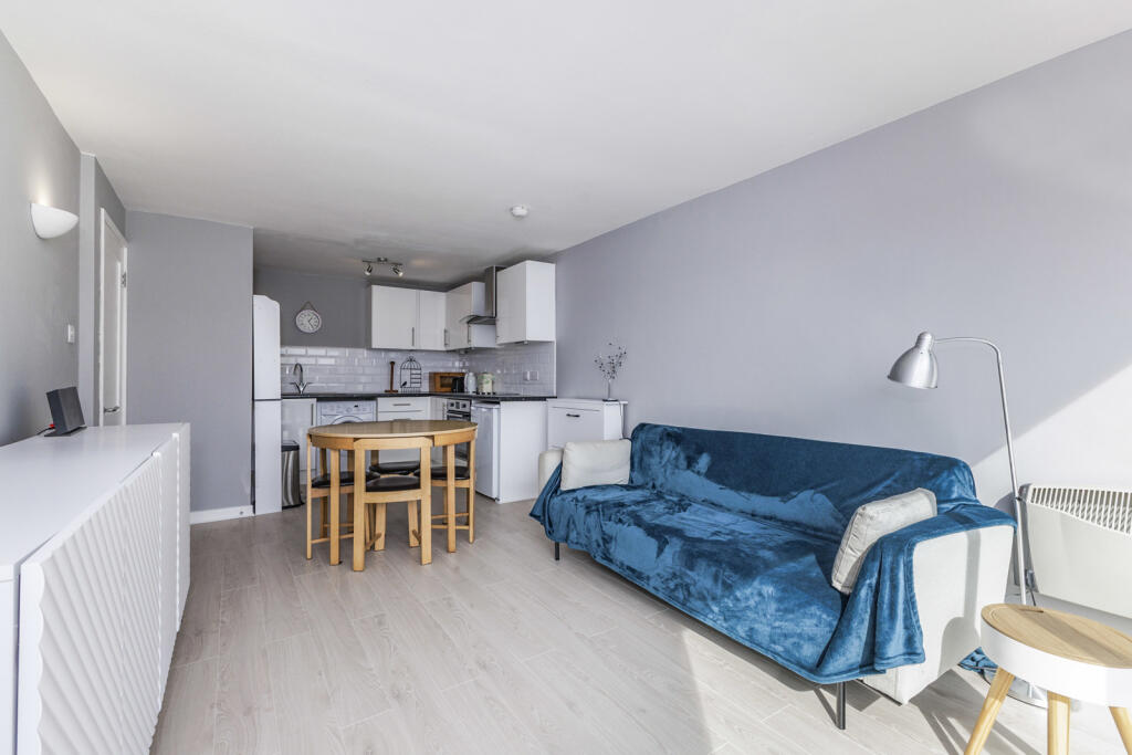 4 bed 1st Floor Flat for rent in Stoneleigh. From Leaders Sales - Sutton