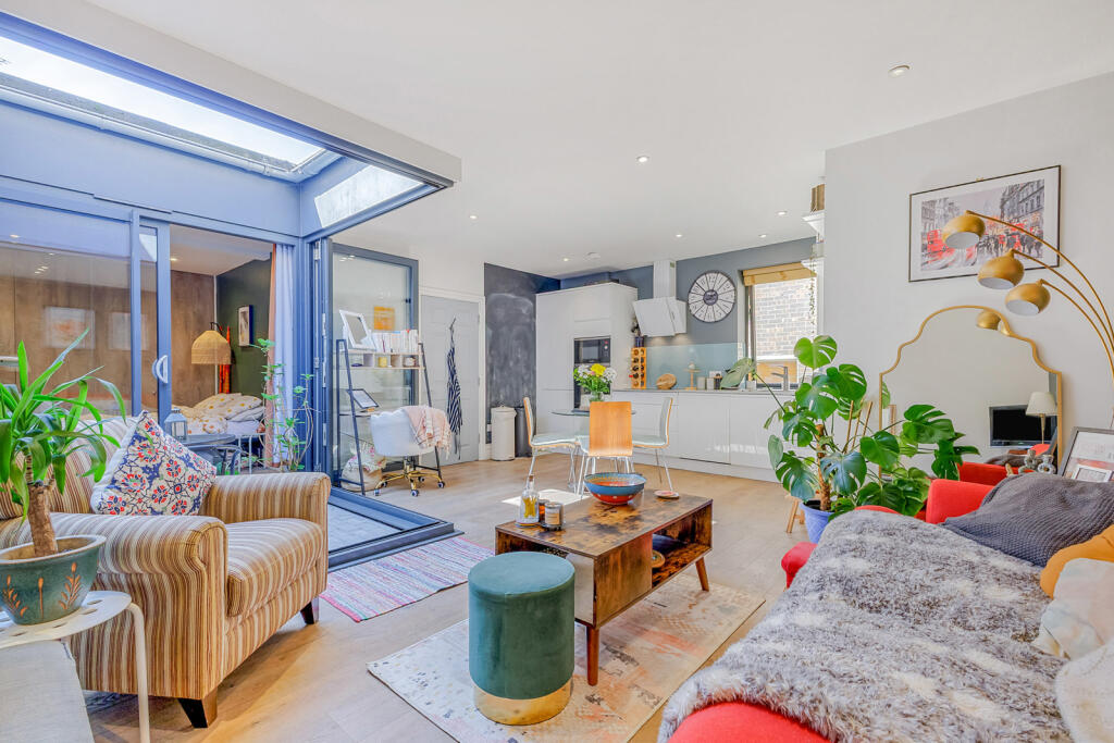 1 bed 1st Floor Flat for rent in Wallington. From Leaders Sales - Sutton