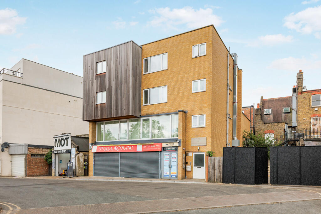3 bed 1st Floor Flat for rent in Mitcham. From Leaders Sales - Sutton