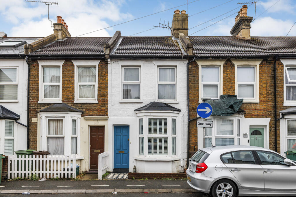 2 bed Mid Terraced House for rent in Carshalton. From Leaders Sales - Sutton 2 bed Mid Terraced House for rent in Carshalton. From Leaders Sales - Sutton