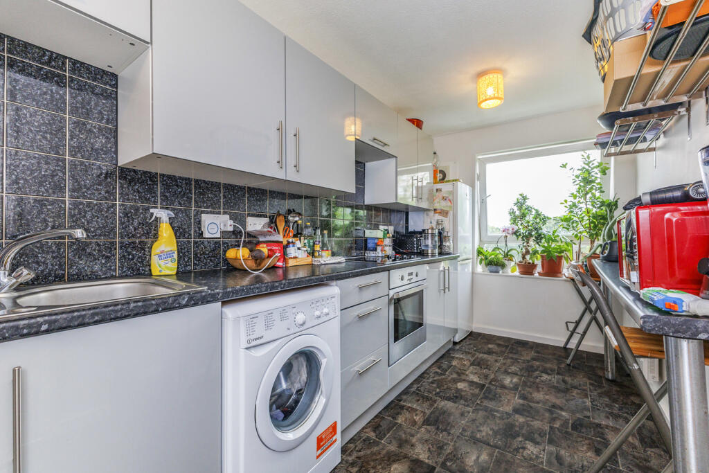 2 bed 1st Floor Flat for rent in Carshalton. From Leaders Sales - Sutton