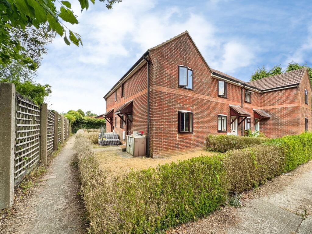 1 bed Mid Terraced House for rent in Liss. From Leaders Sales - Waterlooville 1 bed Mid Terraced House for rent in Liss. From Leaders Sales - Waterlooville