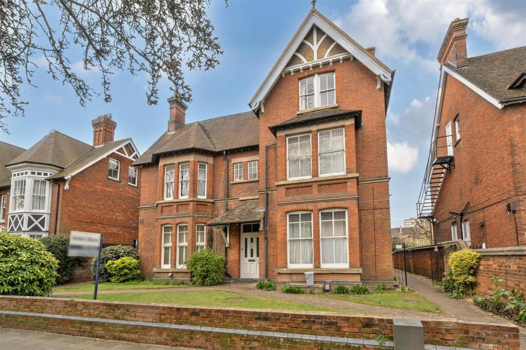 2 bed 1st Floor Flat for rent in Bedford. From Hollands Smith - Bedford