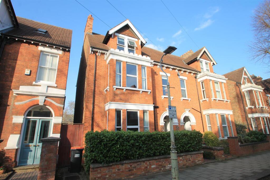 6 bed Semi Detached for rent in Bedford. From Hollands Smith - Bedford
