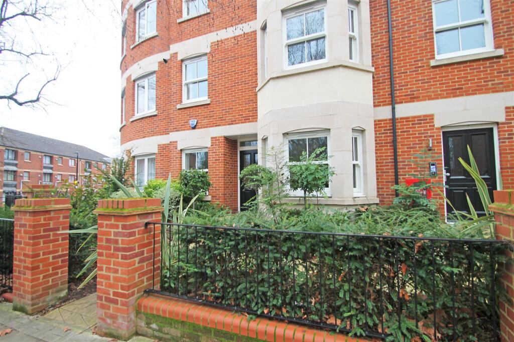 2 bed Apartment for rent in Bedford. From Hollands Smith - Bedford