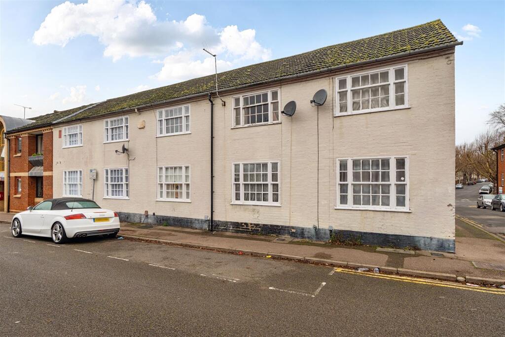 2 bed Mid Terraced House for rent in Bedford. From Hollands Smith - Bedford