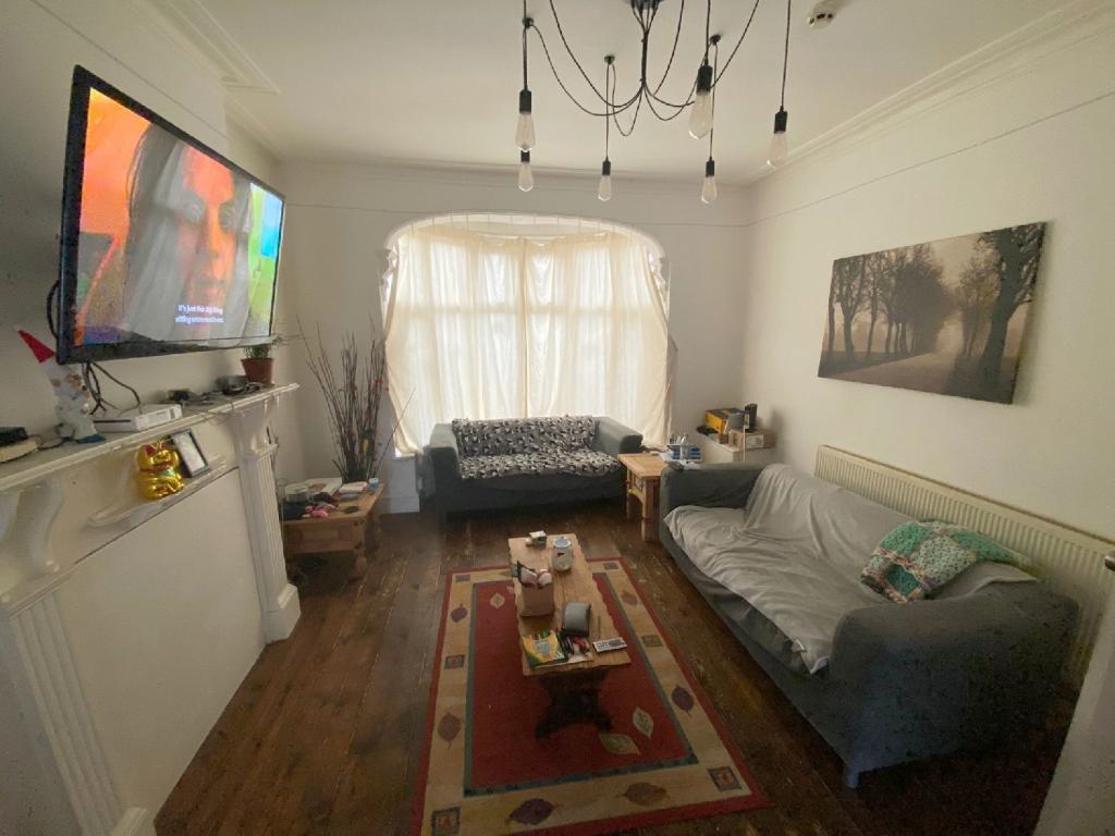 6 bed Room for rent in Smethwick. From Purple Frog Property Ltd - Birmingham