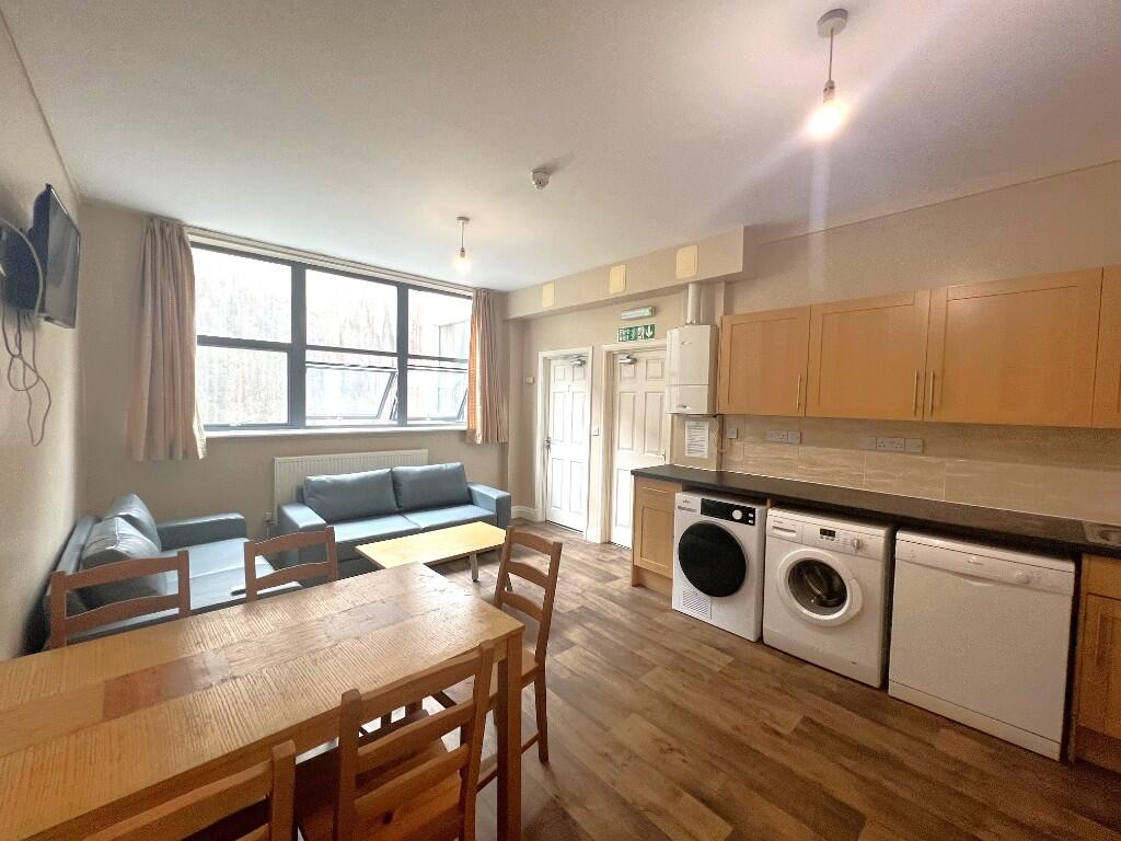 5 bed Mid Terraced House for rent in Bristol. From PJ Reynolds - Bristol
