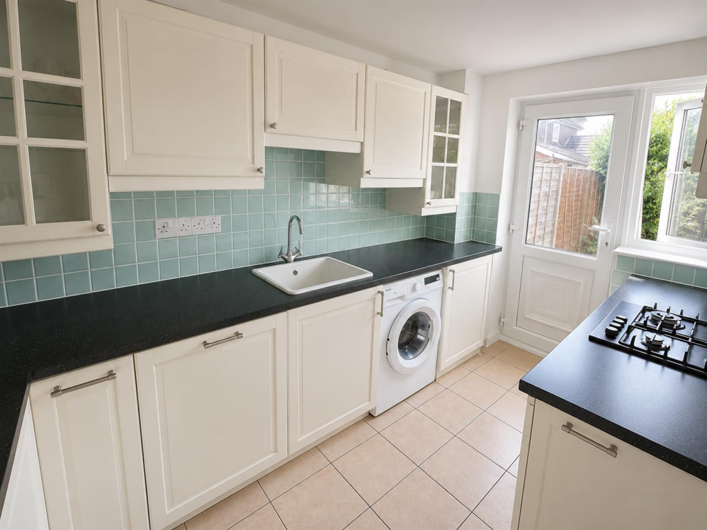 3 bed Mid Terraced House for rent in Fareham. From Eckersley White - Lee-On-The-Solent