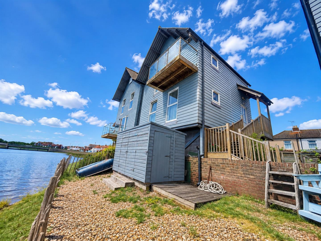 2 bed Detached for rent in Gosport. From Eckersley White - Lee-On-The-Solent