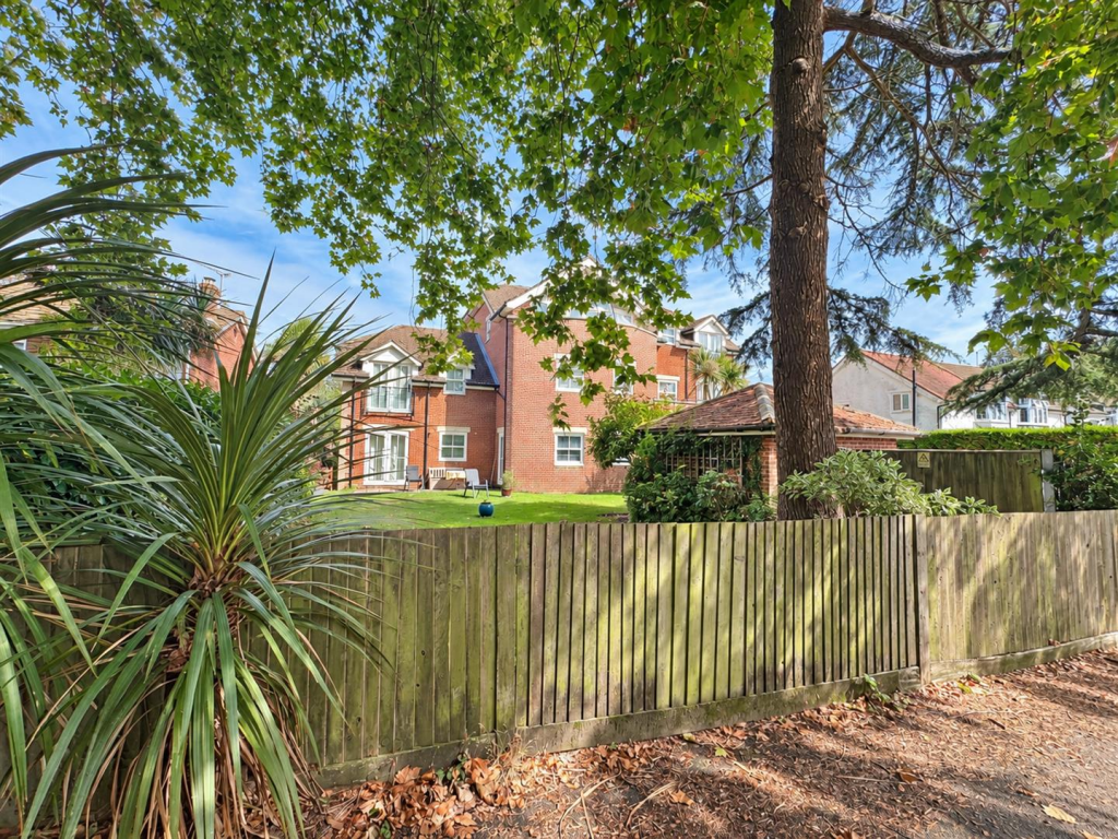 2 bed Apartment for rent in Segensworth. From Eckersley White - Lee-On-The-Solent