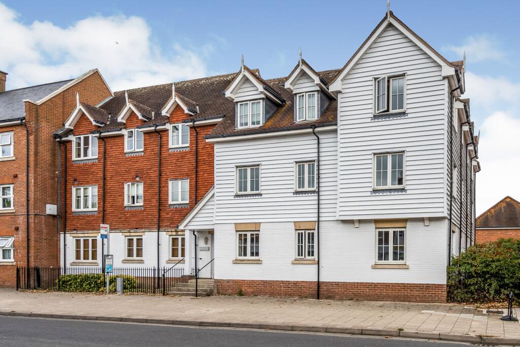 2 bed 1st Floor Flat for rent in Chichester. From Leaders - Cichester