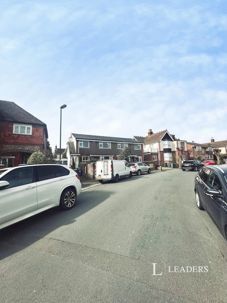4 bed 1st Floor Flat for rent in Shripney. From Leaders Sales - Bognor Regis
