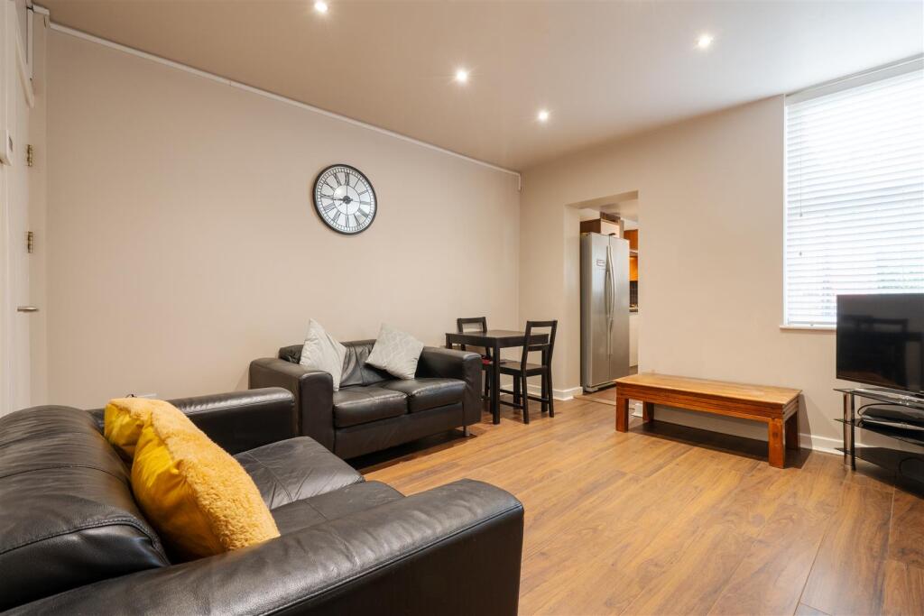 4 bed Detached for rent in Sheffield. From Broomhill Property Shop - Sheffield