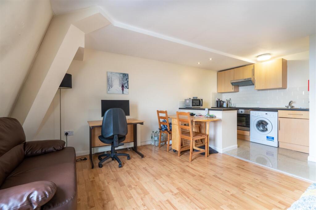 4 bed Studio for rent in Sheffield. From Broomhill Property Shop - Sheffield 4 bed Studio for rent in Sheffield. From Broomhill Property Shop - Sheffield