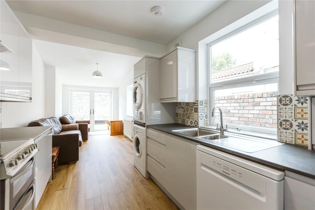 5 bed Mid Terraced House for rent in Bristol. From CJ Hole - Bishopston 5 bed Mid Terraced House for rent in Bristol. From CJ Hole - Bishopston