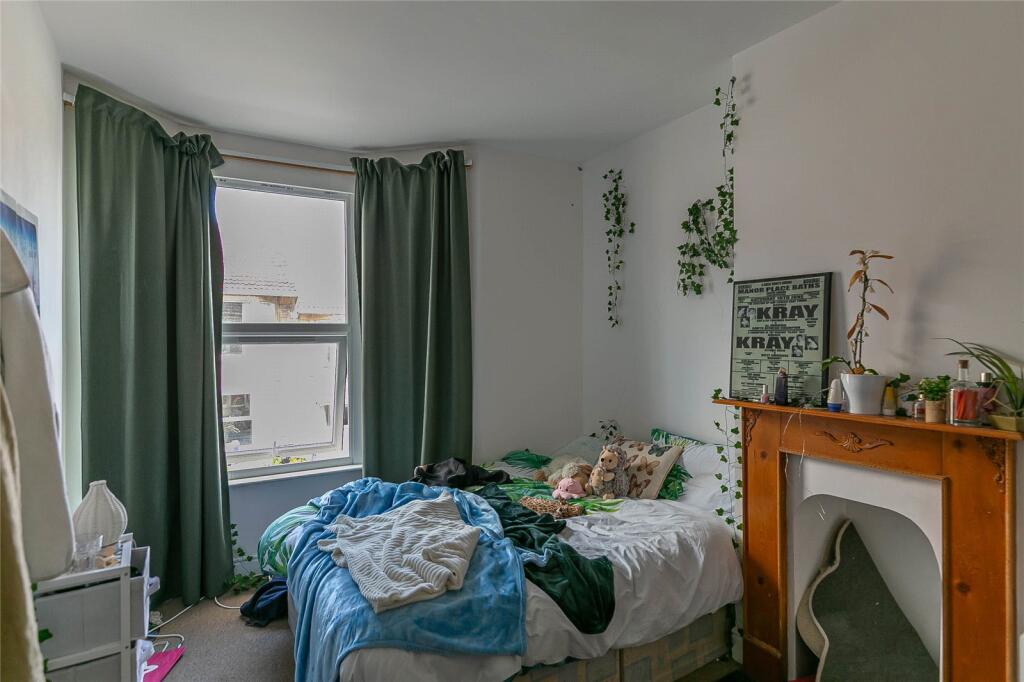 4 bed Mid Terraced House for rent in Bristol. From CJ Hole - Bishopston