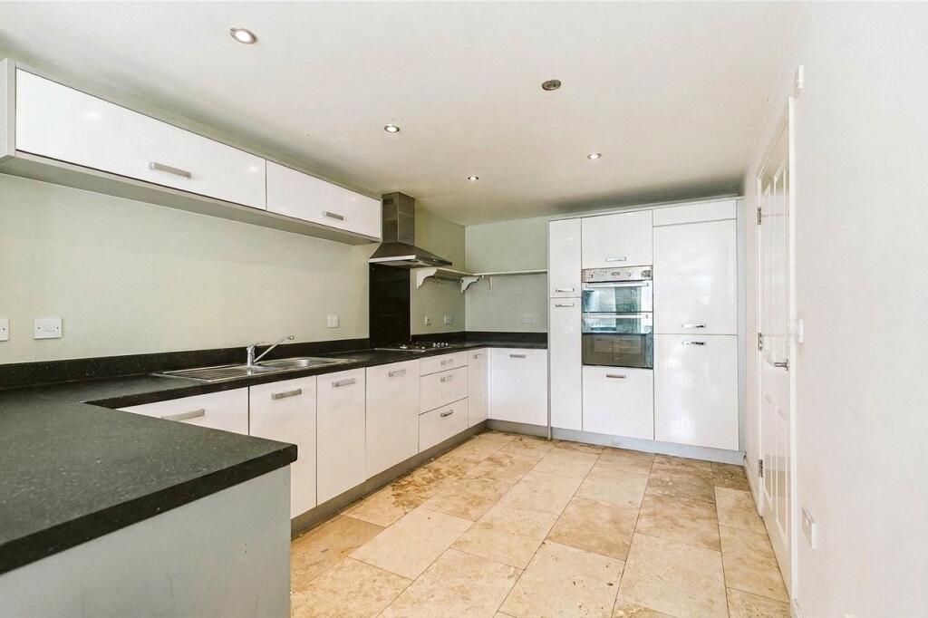 4 bed Mid Terraced House for rent in Bristol. From CJ Hole - Bishopston