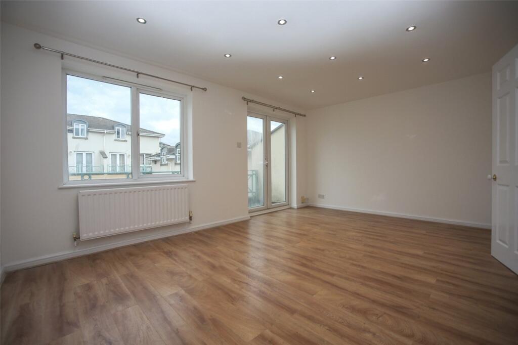 4 bed Mid Terraced House for rent in Prestbury. From CJ Hole - Cheltenham 4 bed Mid Terraced House for rent in Prestbury. From CJ Hole - Cheltenham