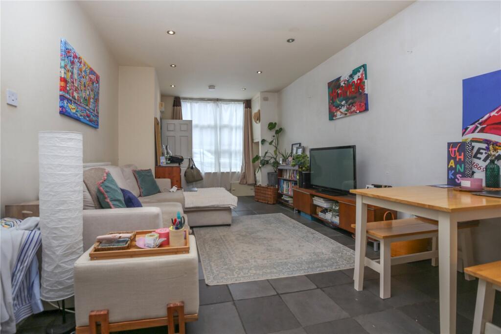 2 bed Mid Terraced House for rent in Cheltenham. From CJ Hole - Cheltenham 2 bed Mid Terraced House for rent in Cheltenham. From CJ Hole - Cheltenham