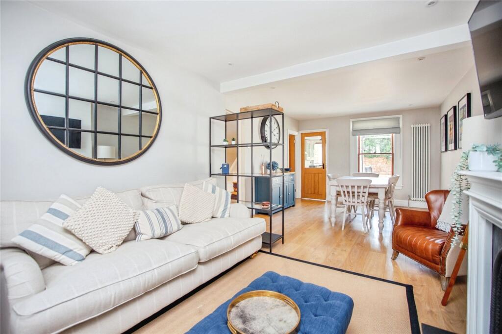 2 bed Mid Terraced House for rent in Cheltenham. From CJ Hole - Cheltenham 2 bed Mid Terraced House for rent in Cheltenham. From CJ Hole - Cheltenham