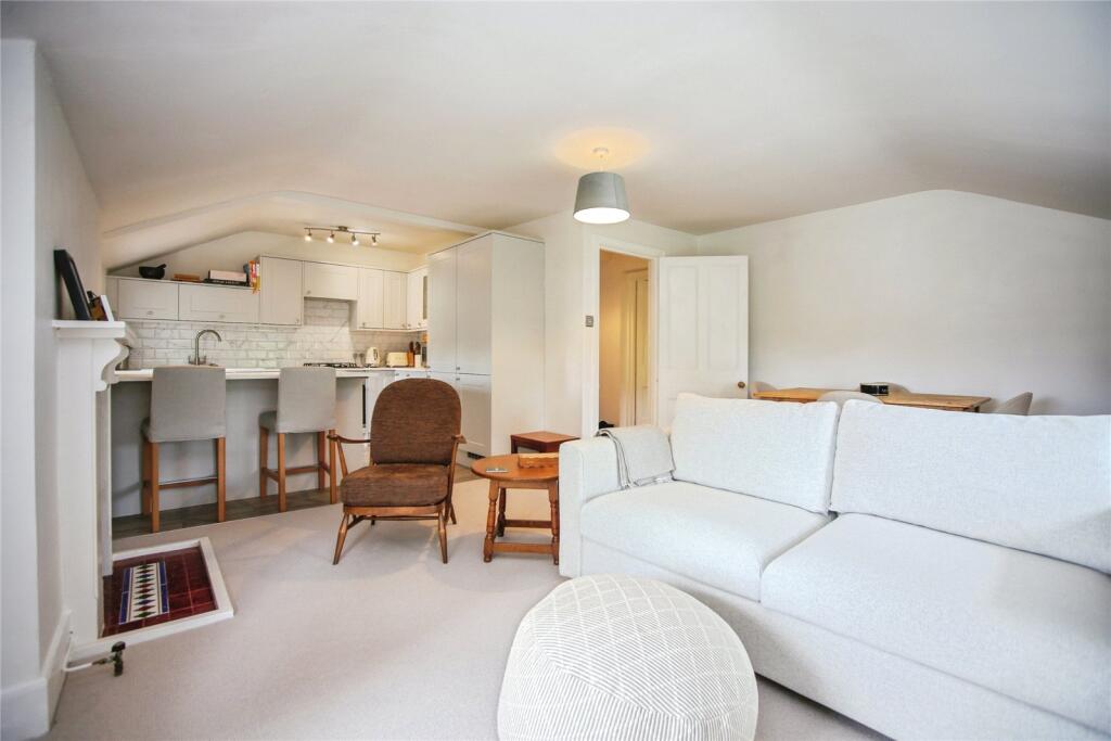 2 bed Apartment for rent in Prestbury. From CJ Hole - Cheltenham 2 bed Apartment for rent in Prestbury. From CJ Hole - Cheltenham