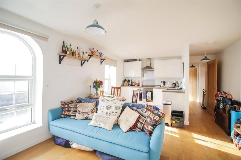 1 bed Apartment for rent in Cirencester. From CJ Hole - Cirencester 1 bed Apartment for rent in Cirencester. From CJ Hole - Cirencester