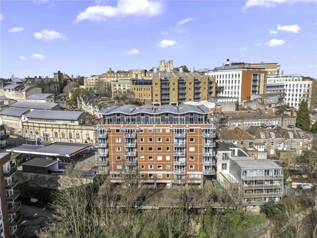 2 bed Apartment for rent in Bristol. From CJ Hole - Clifton