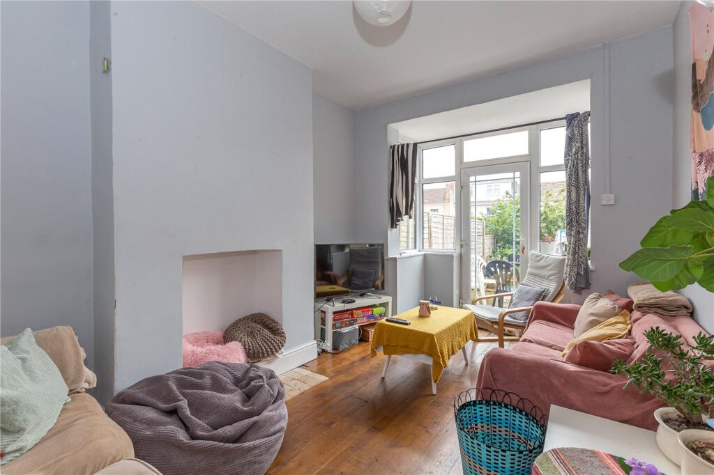 3 bed Mid Terraced House for rent in Whiteway. From CJ Hole - Clifton 3 bed Mid Terraced House for rent in Whiteway. From CJ Hole - Clifton