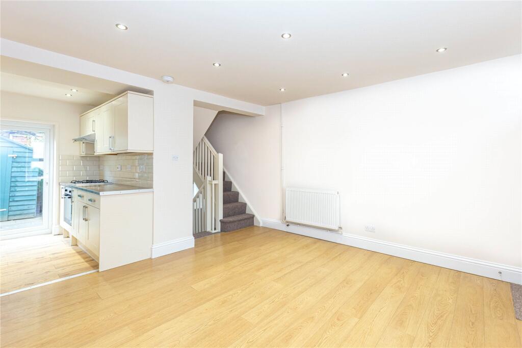 2 bed Mid Terraced House for rent in Bristol. From CJ Hole - Clifton