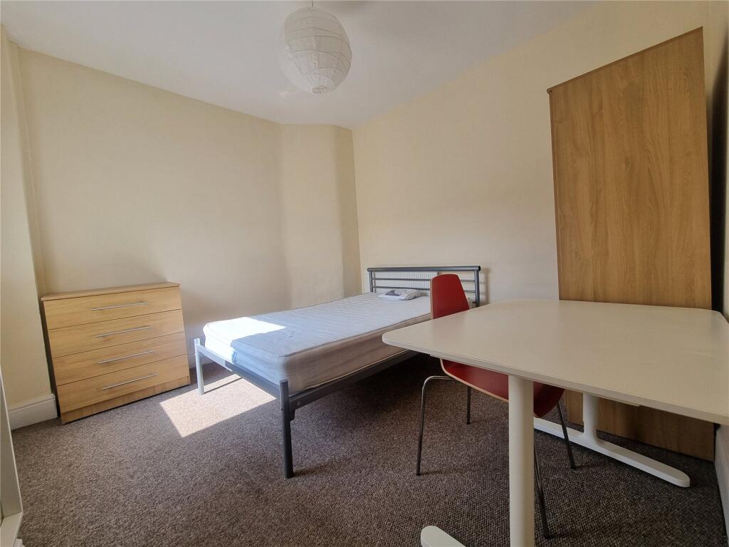 6 bed Mid Terraced House for rent in Bristol. From CJ Hole - Kingswood