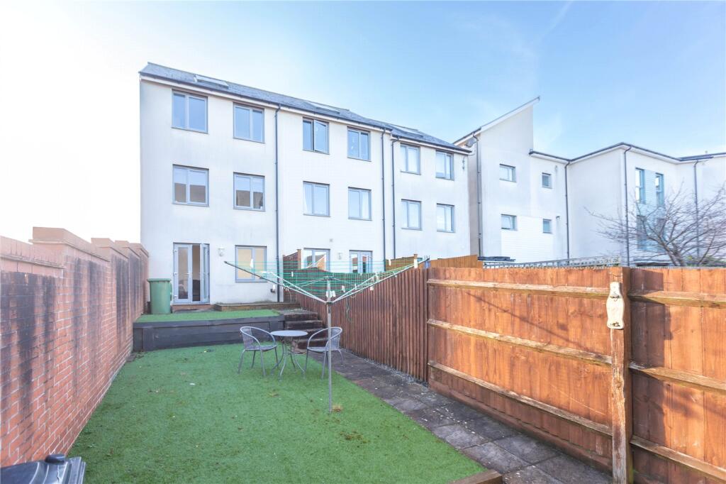 4 bed End of Terrace for rent in Broomhill. From CJ Hole - Kingswood
