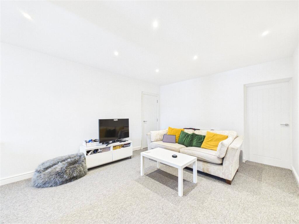 1 bed Apartment for rent in Frenchay. From CJ Hole - Kingswood